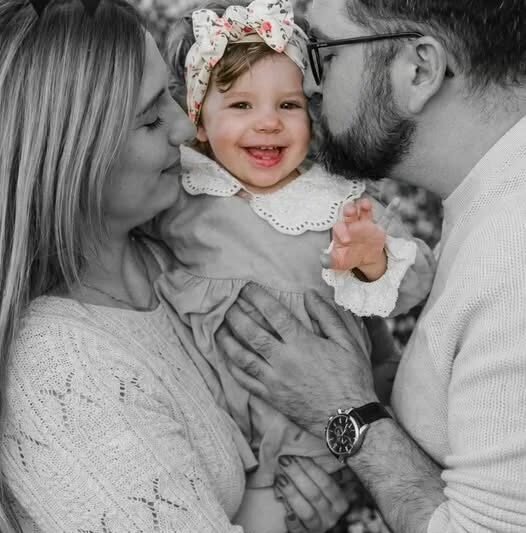 💔 Ők a vasúti baleset tragikus áldozatai… Két éves kislányuk most árván marad, bár nem biztos, hogy a szülők hibáztak… 😢 Részletek a hozzászólásokban 👇