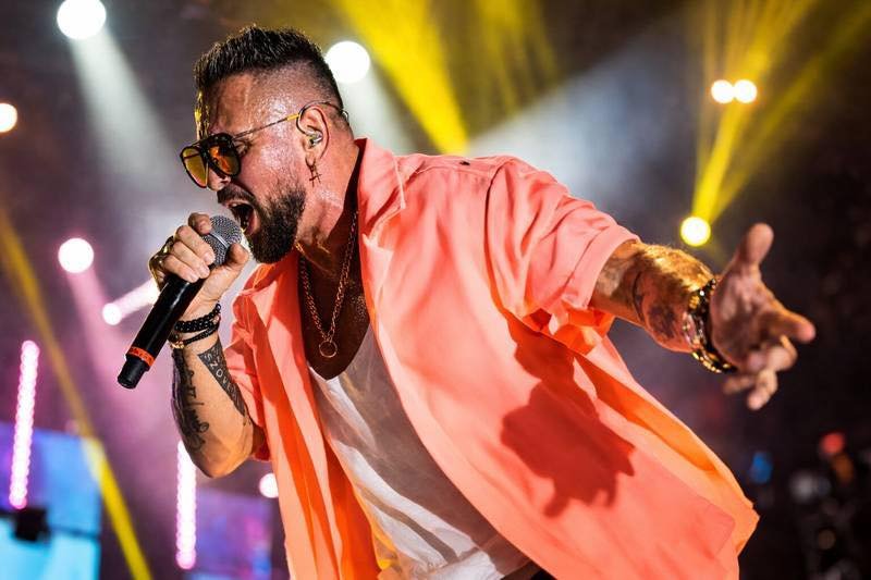 🎤 Hát gyerekek… Megállt a zene, a tömeg egy emberként figyelt, és Majka a színpadon kimondott valamit, ami erősebben ütött, mint bármelyik dalszöveg 😳👇 𝐂𝐢𝐤𝐤 a hozzászólásoknál!