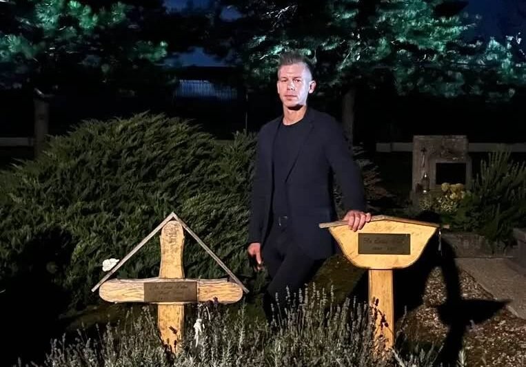 😢 Éjszaka megállt két sír előtt a temetőben… amikor kiderült, kik nyugszanak ott, mindenki könnyekben tört ki 👇🕯️ Részletek a hozzászólásoknál!