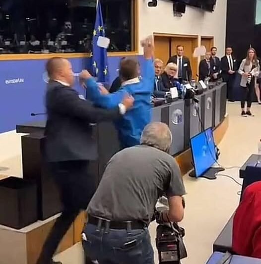 ⚡ Így történt a mai heves vita Orbán Viktor körül… a felvétel gyorsan terjed az interneten 😳👇 Nézd meg a VIDEÓT a hozzászólásoknál! 🎥