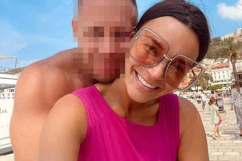 😮 Mazsi végre nyilvánosságra hozta a párját – és ami mindenkit sokkolt: senki nem gondolta volna, hogy pont ő lesz az! 😳👇 👉 Olvasd el a részleteket a kommenteknél, és nézd meg, ki lopta be magát Mazsi szívébe!