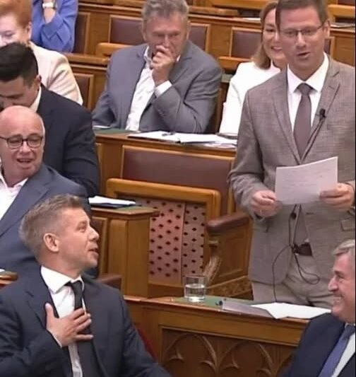 DRÁMA A PARLAMENTBEN! 😱🔥 Szerda délelőtt Magyar Péter teljesen váratlan lépést tett Gulyás Gergely felszólalása közben 🤯 A jelenet azonnal feszültséget szült, a reakció pedig mindent felborított!